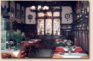 Innenansicht des Clubzimmers mit Wandvertäfelung.