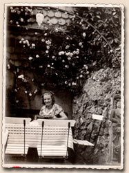 Dorle im blühenden Garten, ein Schnappschuss aus Fritz' Fotokiste.